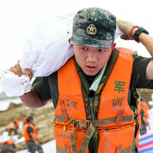 必須頂?shù)蒙希〉?1集團(tuán)軍某旅300余名官兵冒雨奮戰(zhàn)一線