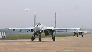 鏖戰(zhàn)云端！海軍航空兵某旅空中對抗訓(xùn)練拉開戰(zhàn)幕