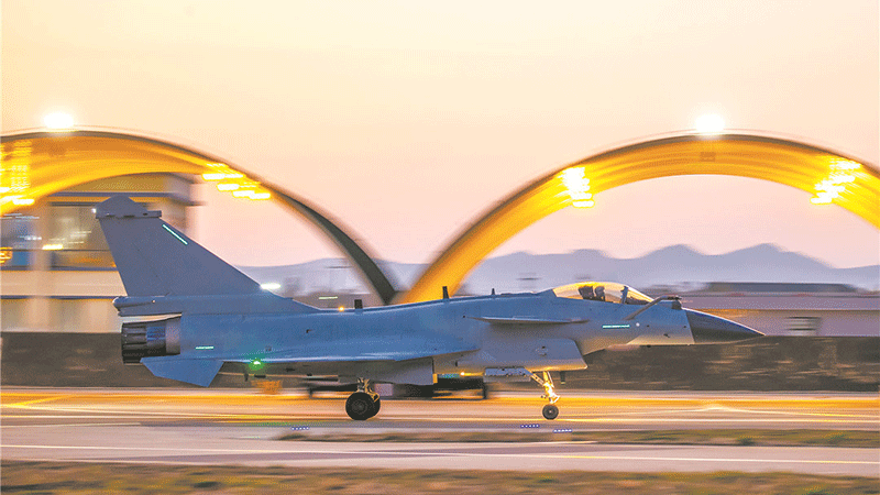 雛鷹展翅向云天，空軍航空兵某旅跨晝夜飛行訓(xùn)練影像