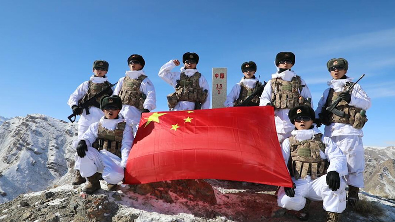 新春走軍營丨中吉15號界碑前，新兵接過鋼槍！