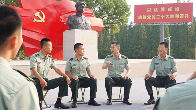 陸軍工程大學(xué)“星火”理論宣講服務(wù)政治教員群體成員盧偉（右二）在“王克勤連”與基層官兵座談