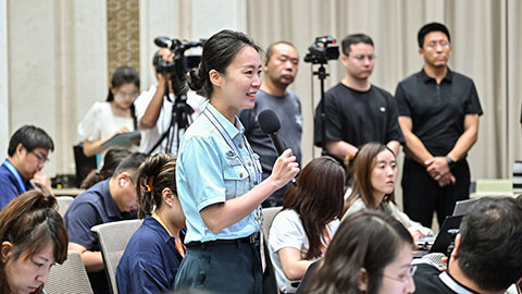 軍事記者直擊發(fā)布會：戰(zhàn)旗方隊寓意人民軍隊無懼艱難勇往直前