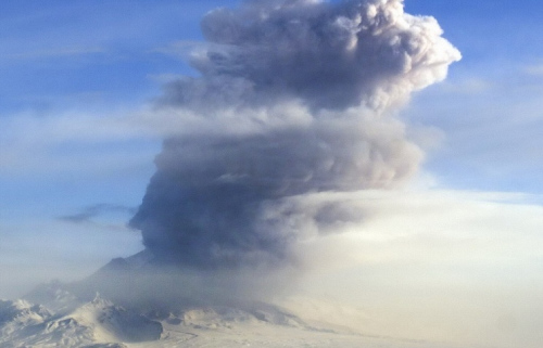 俄舍維留奇火山噴發(fā)火山灰柱沖至萬(wàn)米影響航班