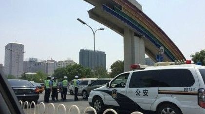 目前被撞傷的交警正在搶救中。