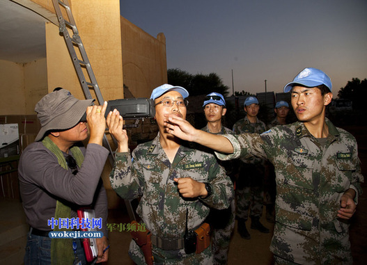 聯(lián)馬團(tuán)裝備核查官巴甫杜拉正在親自試驗(yàn)國(guó)產(chǎn)夜視儀性能。