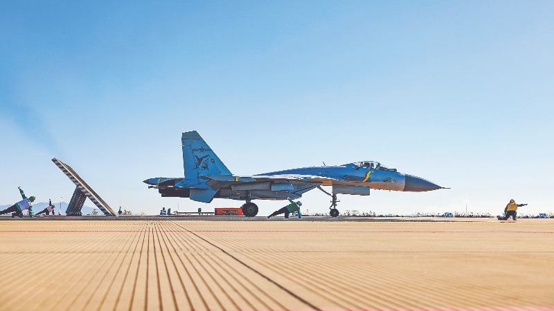 海軍航空大學某大隊艦載機陸基起降訓(xùn)練掠影