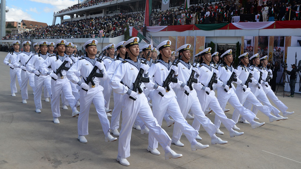 中國人民解放軍駐吉布提保障基地分隊參加馬達加斯加獨立和建軍65周年閱兵活動