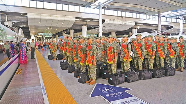 南部戰(zhàn)區(qū)某調(diào)度中心協(xié)調(diào)開通新兵運(yùn)輸主題航班和列車