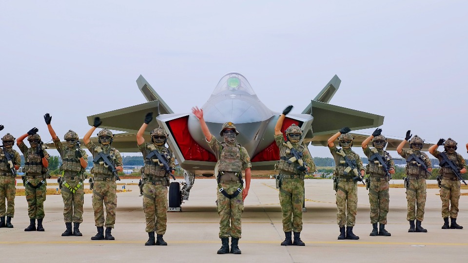 長空礪劍！一組高清大圖，定格人民空軍硬核實(shí)力高光瞬間