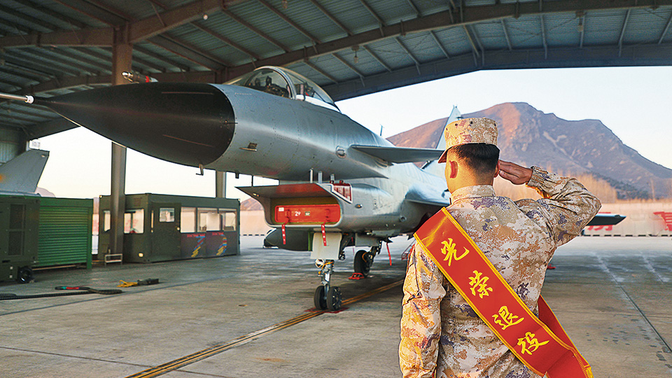 老兵們依依不舍告別軍營