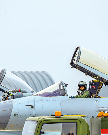 礪劍蒼穹 空軍航空兵某部開(kāi)展實(shí)彈地靶訓(xùn)練