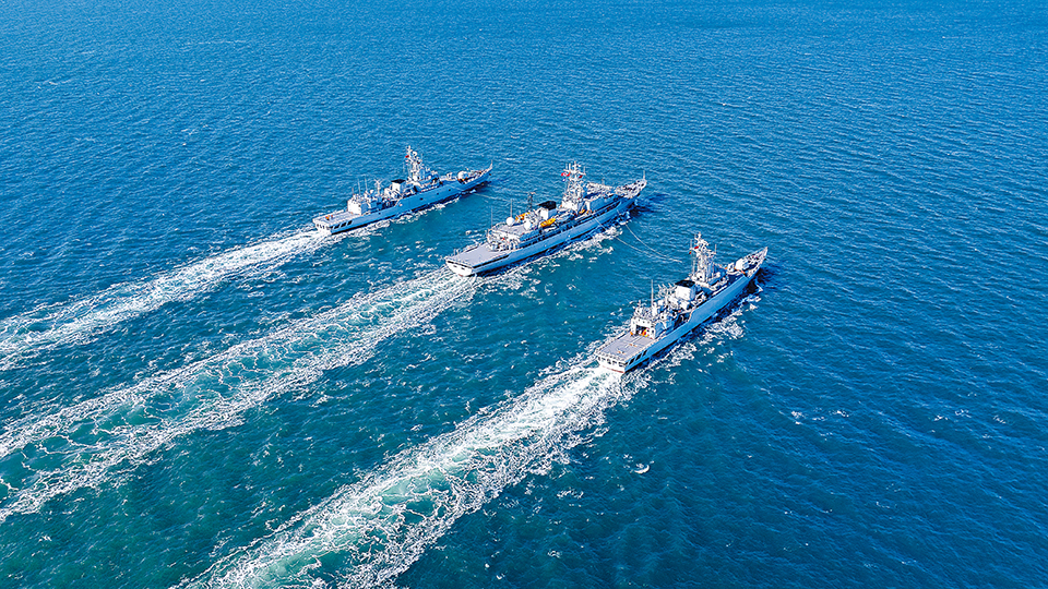 錘煉作戰(zhàn)利劍！海軍某訓(xùn)練艦支隊(duì)艦艇編隊(duì)開(kāi)展訓(xùn)練