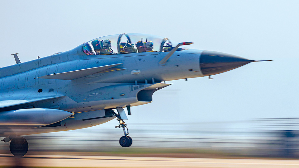 礪劍蒼穹 空軍航空兵某部開(kāi)展實(shí)彈地靶訓(xùn)練