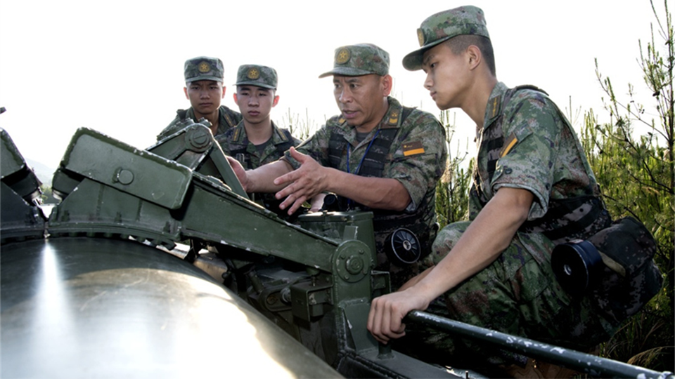 了不起的中國軍人丨二十大代表何賢達：“永遠不滿足于現(xiàn)狀，永遠向遠處看”