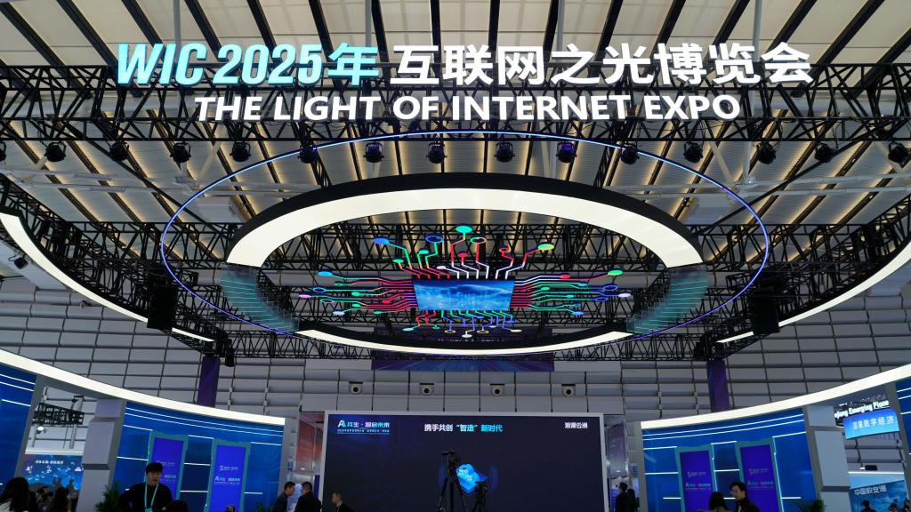 在水鄉(xiāng)烏鎮(zhèn)，感受照耀未來的“互聯(lián)網(wǎng)之光”