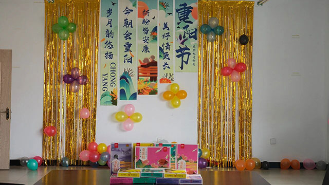 河?xùn)|辦興盛社區(qū)新時代文明實踐站開展“菊香糕暖話重陽 相聚歡歌樂滿堂”重陽節(jié)活動