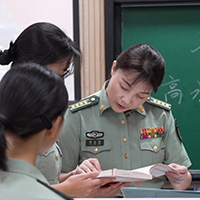 三尺講臺(tái)播火種 三十年堅(jiān)守育軍魂