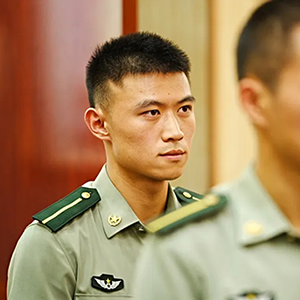 “最美新時代革命軍人”重返母校，“偶像”光環(huán)爆棚！